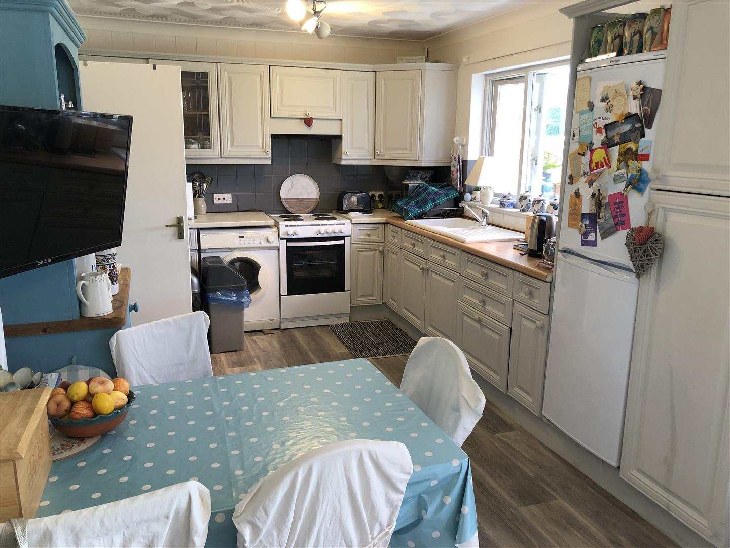 KITCHEN/LIVING ROOM